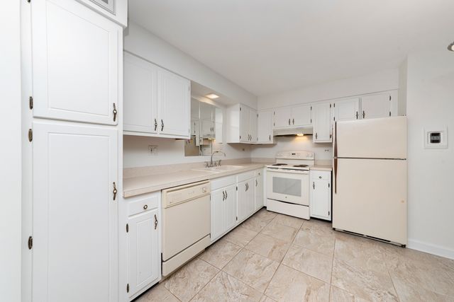 4221 Saratoga Avenue SE 101A, Downers Grove, IL 60515