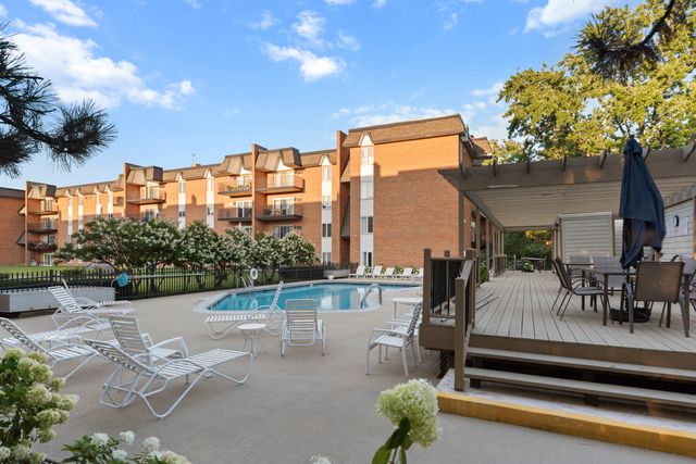 4221 Saratoga Avenue SE 101A, Downers Grove, IL 60515