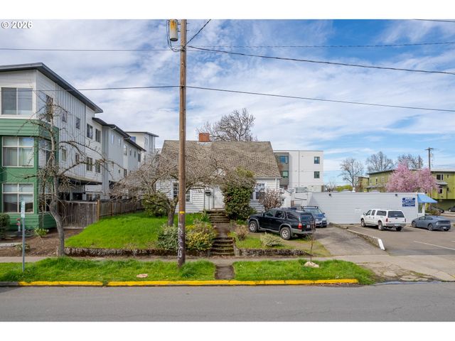 1828 HILYARD St, Eugene, OR 97401