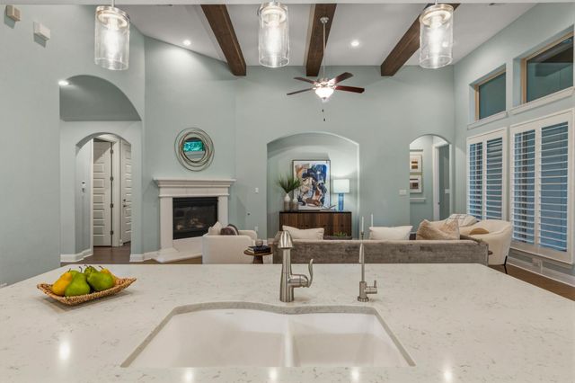 220 Mendocino LN, Austin, TX 78737