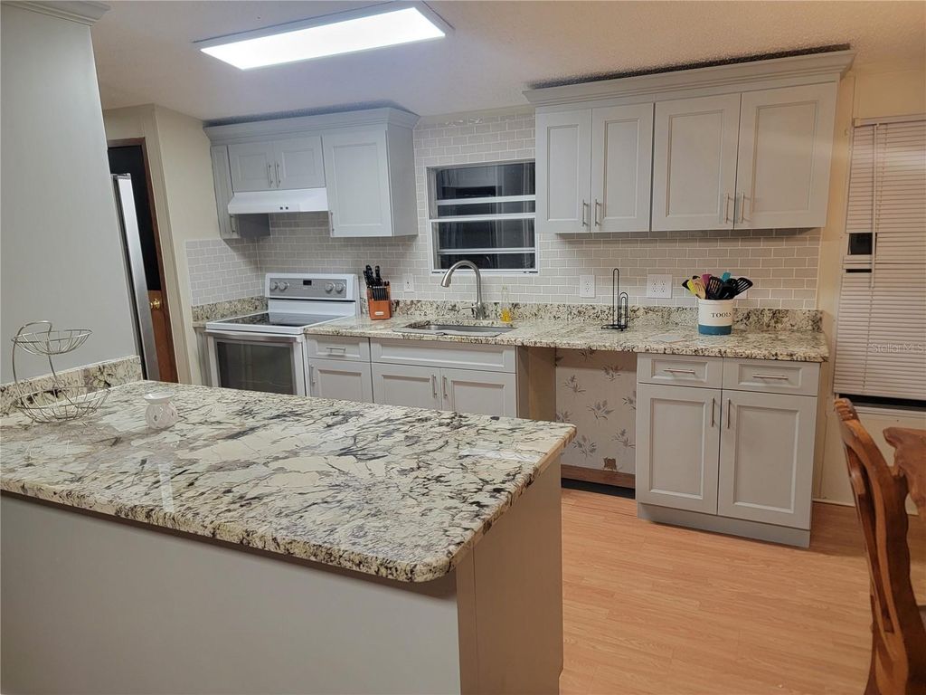 Image 7 of property listing at 5823 BARRY LANE, Tampa, FL 33634