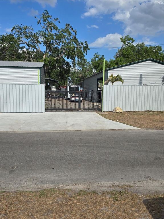 Image 8 of property listing at 5823 BARRY LANE, Tampa, FL 33634