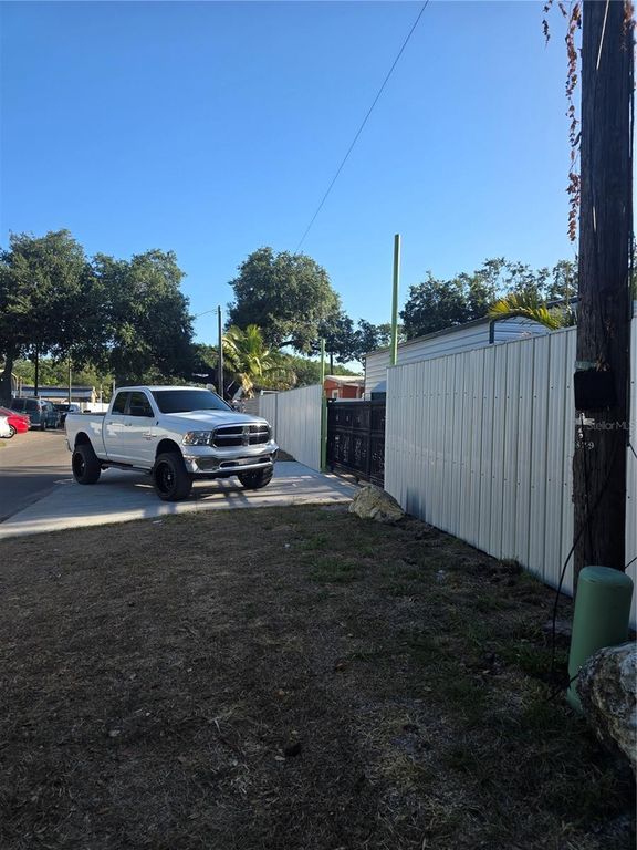 Image 9 of property listing at 5823 BARRY LANE, Tampa, FL 33634