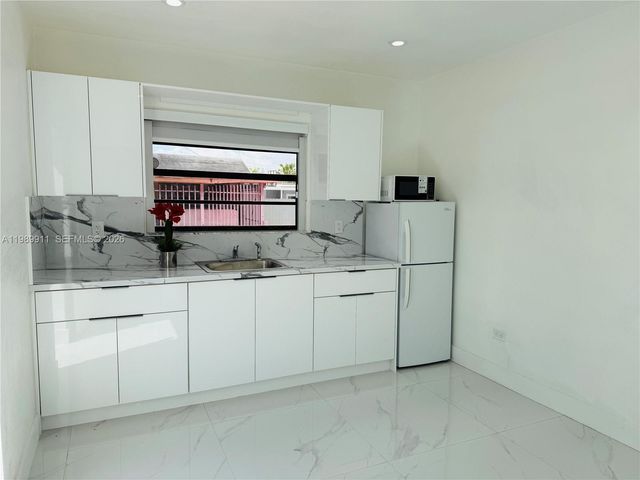 706 W 40th Pl Efficiency, Hialeah, FL 33012