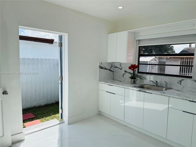 706 W 40th Pl Efficiency, Hialeah, FL 33012