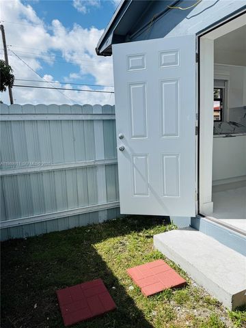 706 W 40th Pl Efficiency, Hialeah, FL 33012