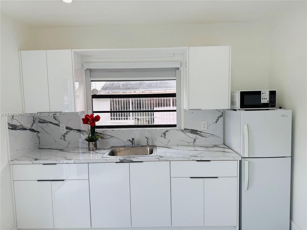 706 W 40th Pl Efficiency, Hialeah, FL 33012