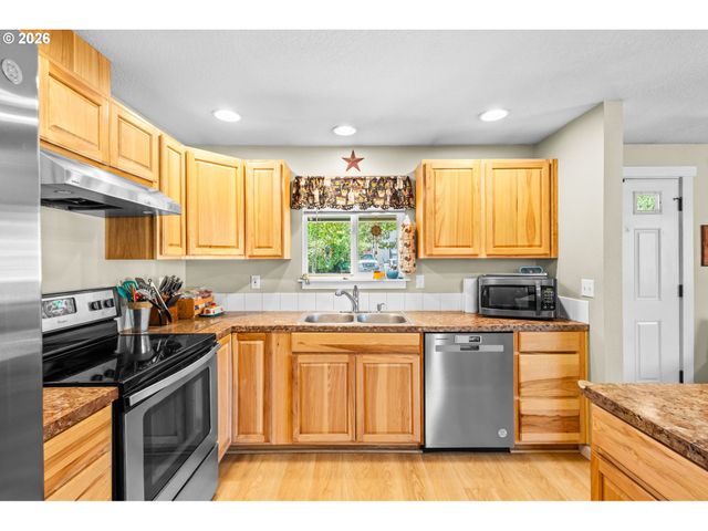 402 Sw IVY Rd, Estacada, OR 97023