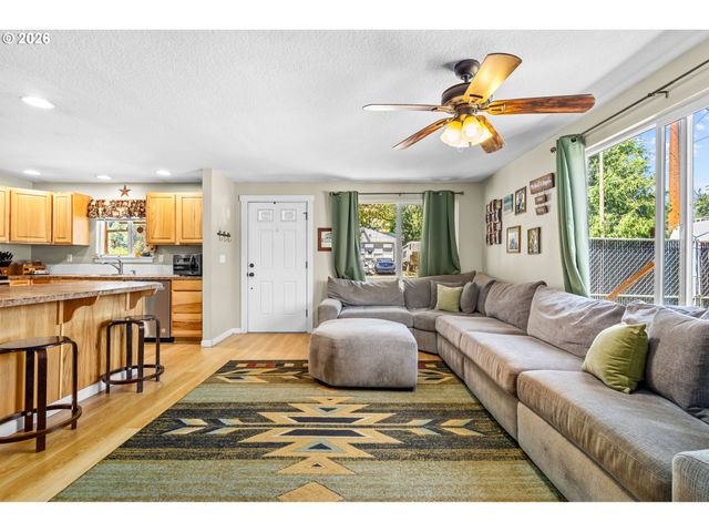 402 Sw IVY Rd, Estacada, OR 97023