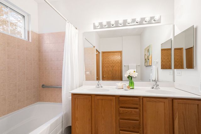 121 Enfield Lane, Grayslake, IL 60030