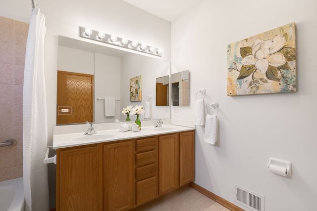 121 Enfield Lane, Grayslake, IL 60030