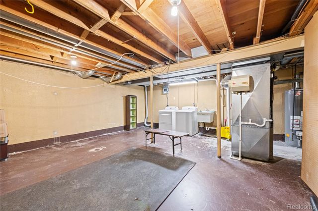 24054 Meadowbridge Drive, Clinton Charter Township, MI 48035