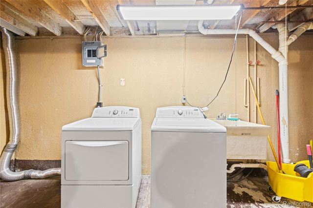 24054 Meadowbridge Drive, Clinton Charter Township, MI 48035