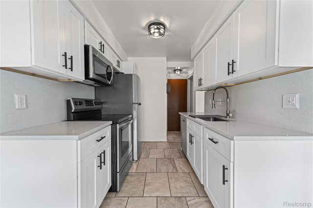 24054 Meadowbridge Drive, Clinton Charter Township, MI 48035