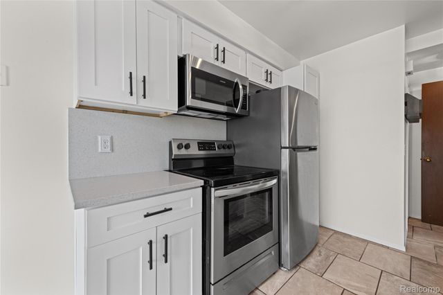 24054 Meadowbridge Drive, Clinton Charter Township, MI 48035