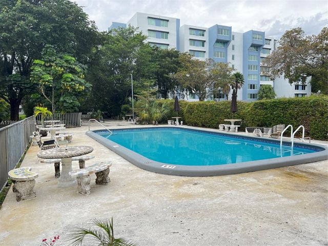 9159 SW 77th Ave 311, Miami, FL 33156