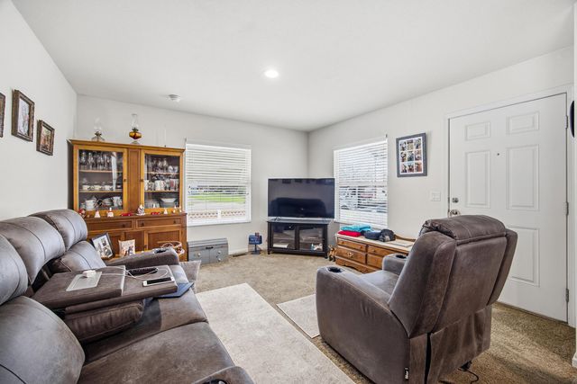 560 W Pleasant Avenue 16, Tulare, CA 93274