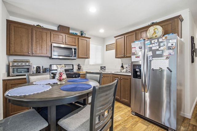 560 W Pleasant Avenue 16, Tulare, CA 93274