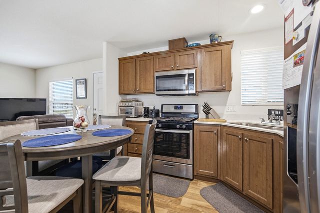 560 W Pleasant Avenue 16, Tulare, CA 93274