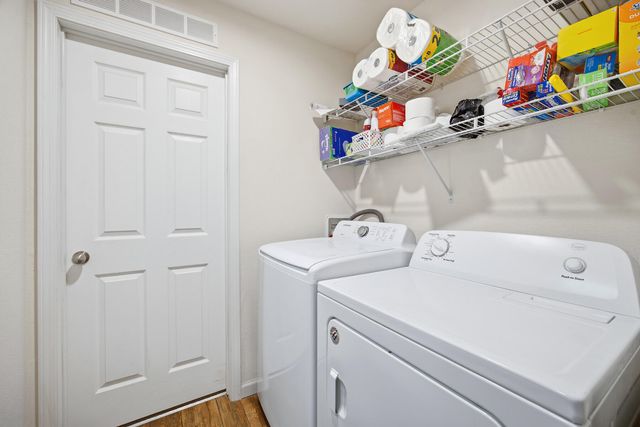 560 W Pleasant Avenue 16, Tulare, CA 93274