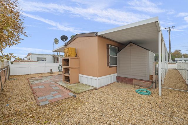 560 W Pleasant Avenue 16, Tulare, CA 93274