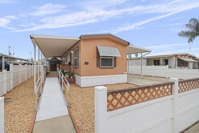 560 W Pleasant Avenue 16, Tulare, CA 93274