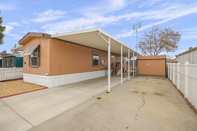 560 W Pleasant Avenue 16, Tulare, CA 93274