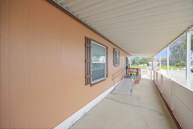 560 W Pleasant Avenue 16, Tulare, CA 93274