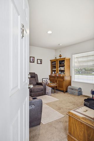 560 W Pleasant Avenue 16, Tulare, CA 93274