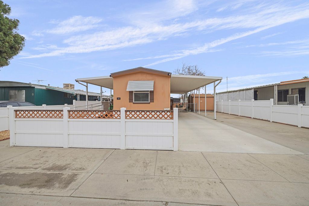 560 W Pleasant Avenue 16, Tulare, CA 93274
