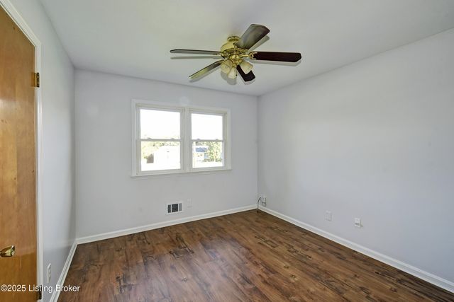 5004 Cedar Brook Ct, Louisville, KY 40219