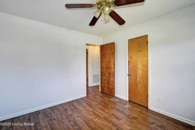 5004 Cedar Brook Ct, Louisville, KY 40219