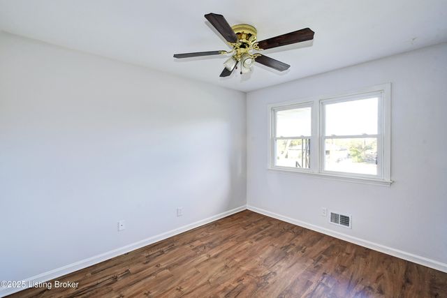 5004 Cedar Brook Ct, Louisville, KY 40219