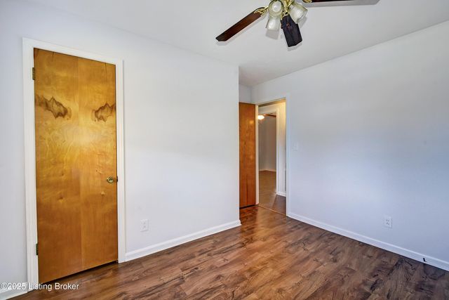 5004 Cedar Brook Ct, Louisville, KY 40219