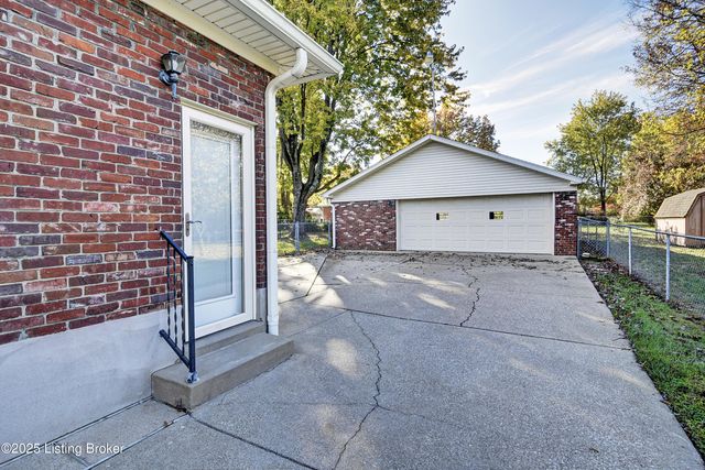 5004 Cedar Brook Ct, Louisville, KY 40219