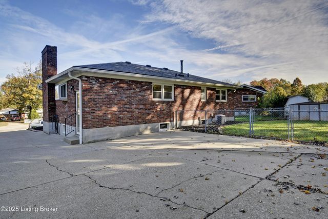 5004 Cedar Brook Ct, Louisville, KY 40219