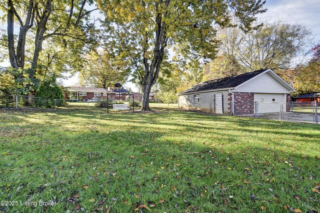 5004 Cedar Brook Ct, Louisville, KY 40219