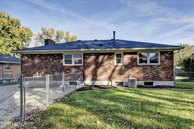 5004 Cedar Brook Ct, Louisville, KY 40219