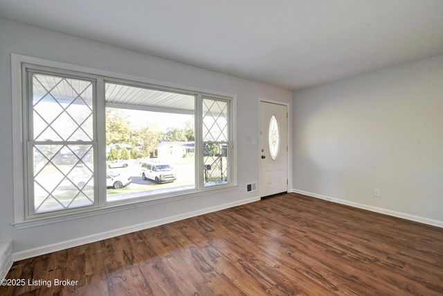 5004 Cedar Brook Ct, Louisville, KY 40219