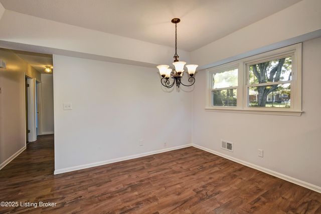 5004 Cedar Brook Ct, Louisville, KY 40219