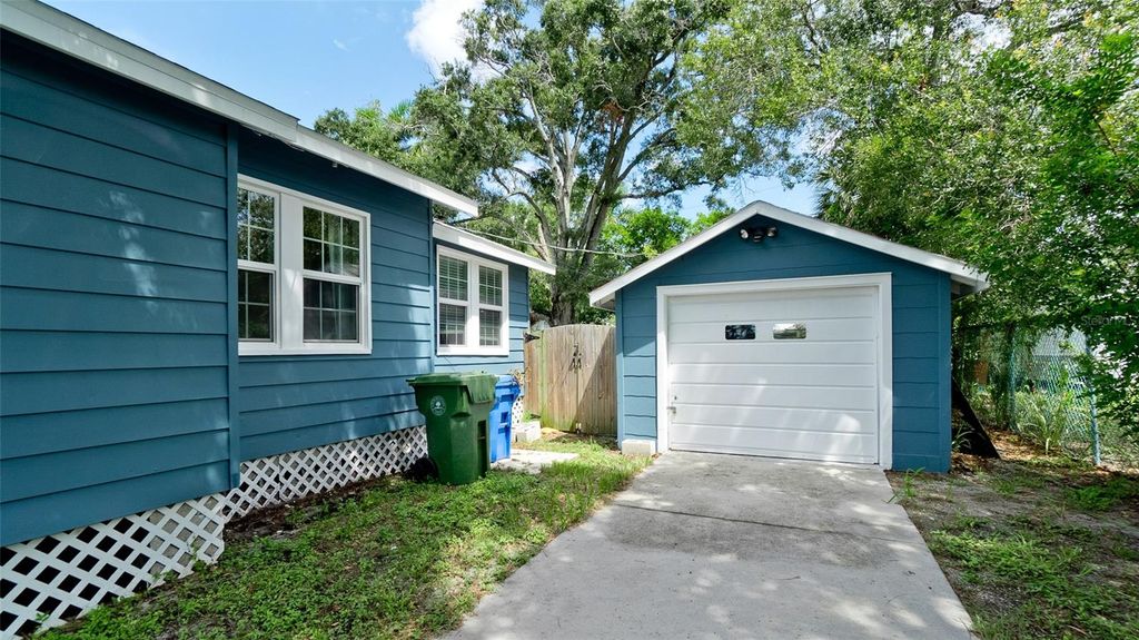Image 2 of property listing at 2914 9TH AVENUE W, Bradenton, FL 34205