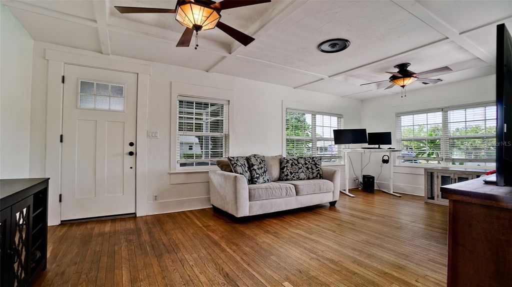 Image 11 of property listing at 2914 9TH AVENUE W, Bradenton, FL 34205