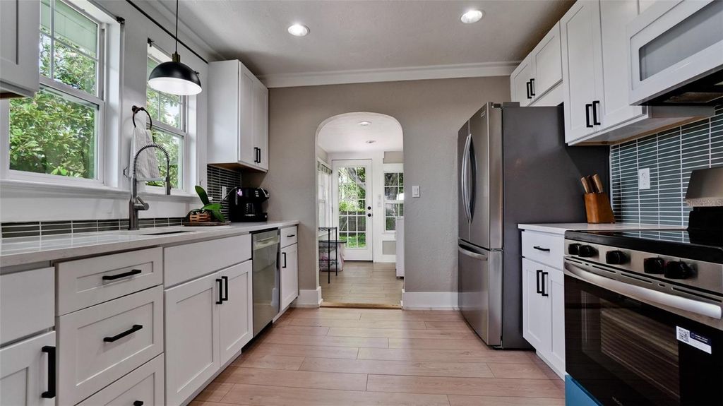 Image 14 of property listing at 2914 9TH AVENUE W, Bradenton, FL 34205
