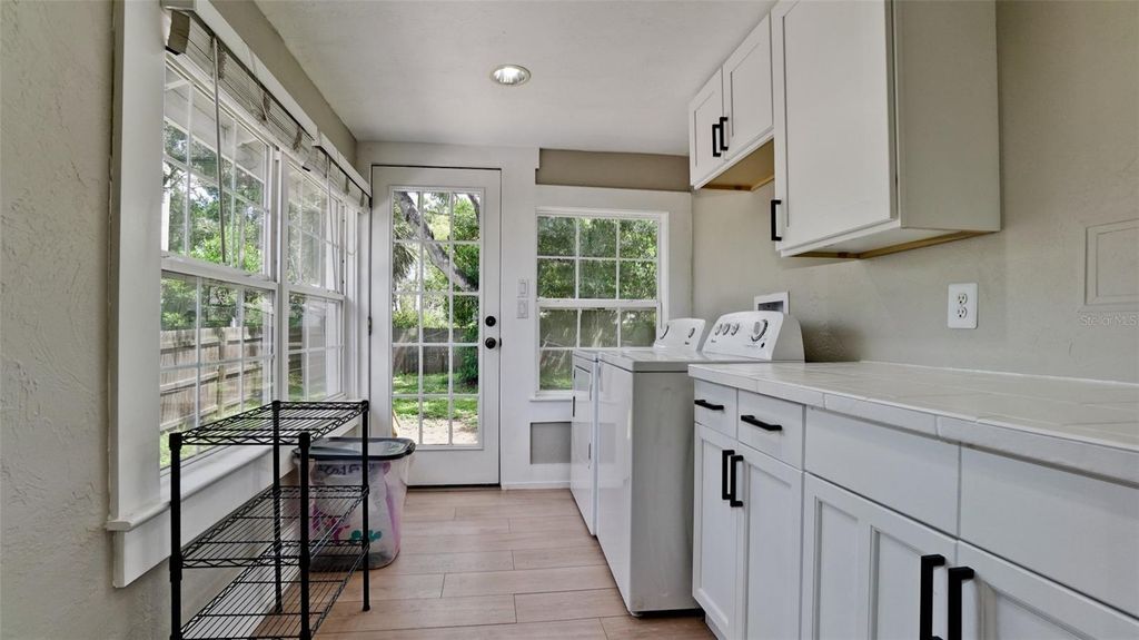 Image 17 of property listing at 2914 9TH AVENUE W, Bradenton, FL 34205