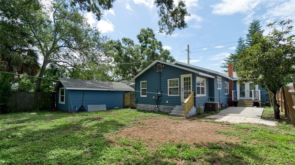 Image 3 of property listing at 2914 9TH AVENUE W, Bradenton, FL 34205
