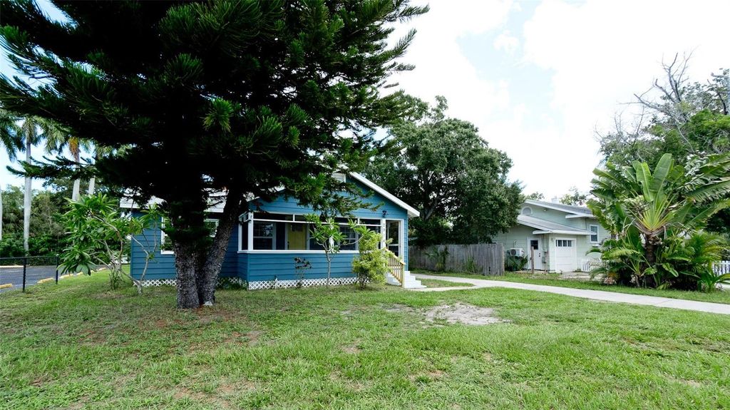 Image 27 of property listing at 2914 9TH AVENUE W, Bradenton, FL 34205