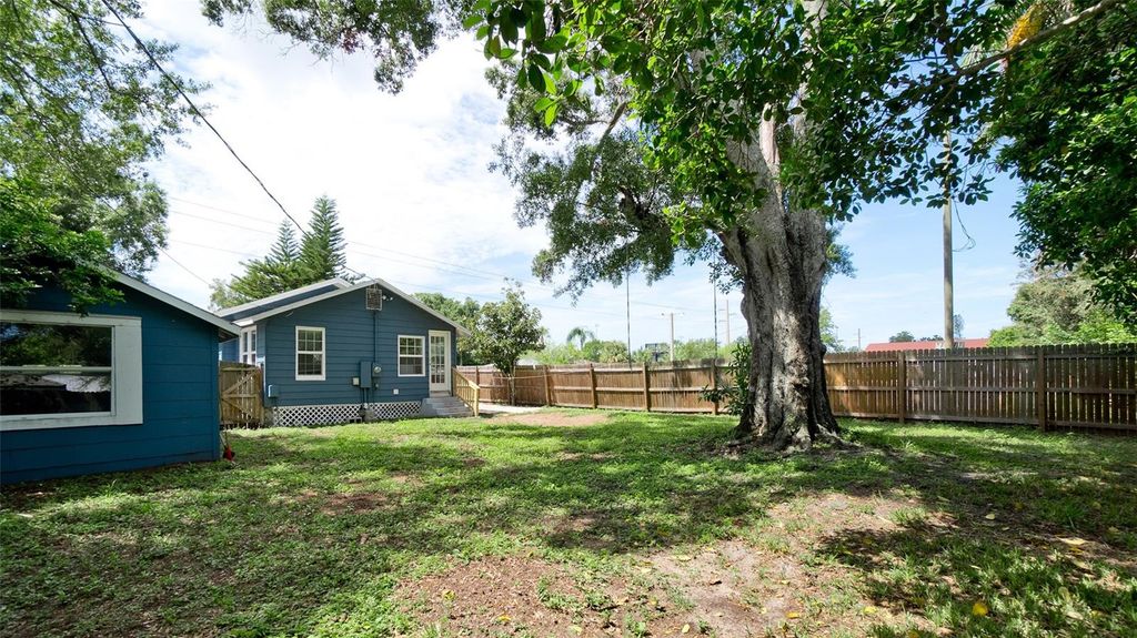 Image 4 of property listing at 2914 9TH AVENUE W, Bradenton, FL 34205