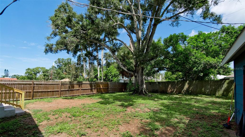 Image 5 of property listing at 2914 9TH AVENUE W, Bradenton, FL 34205