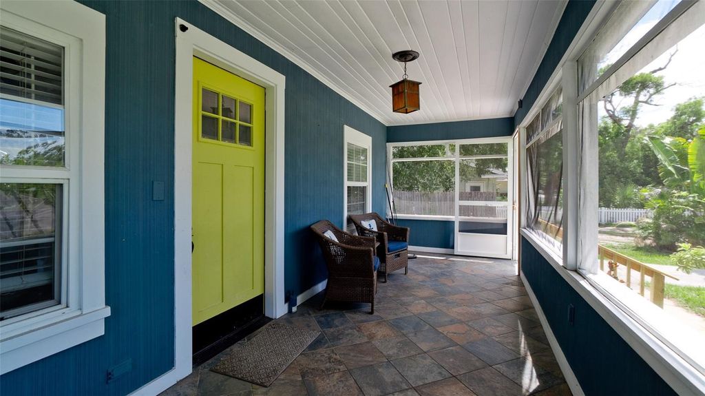 Image 6 of property listing at 2914 9TH AVENUE W, Bradenton, FL 34205