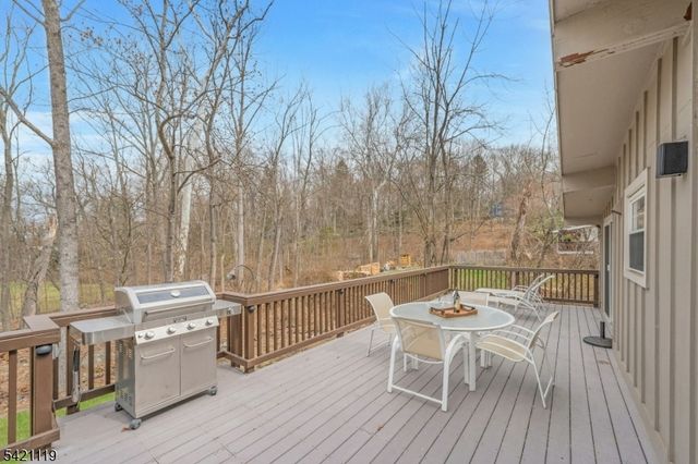 27 Bear Mountain Rd, Ringwood Boro, NJ 07456